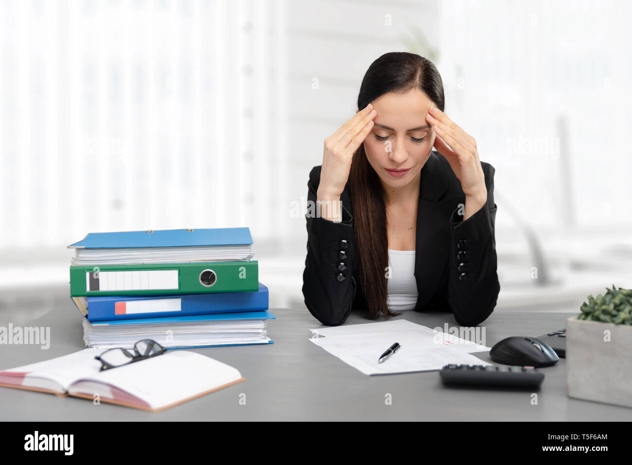 Stanco imprenditrice in ufficio. Giovani femmine dipendente scontento di un eccessivo lavoro. Foto Stock