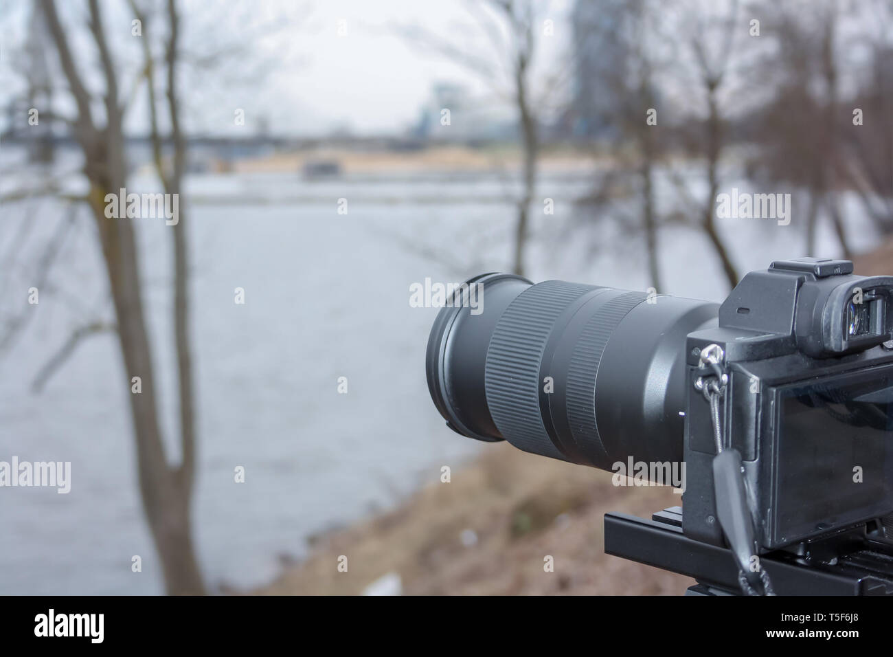 Professional fotocamera moderna, un'area vuota con una copia dello spazio per i tuoi contenuti, di un disegno o di un messaggio di testo, flare effetto luce Foto Stock