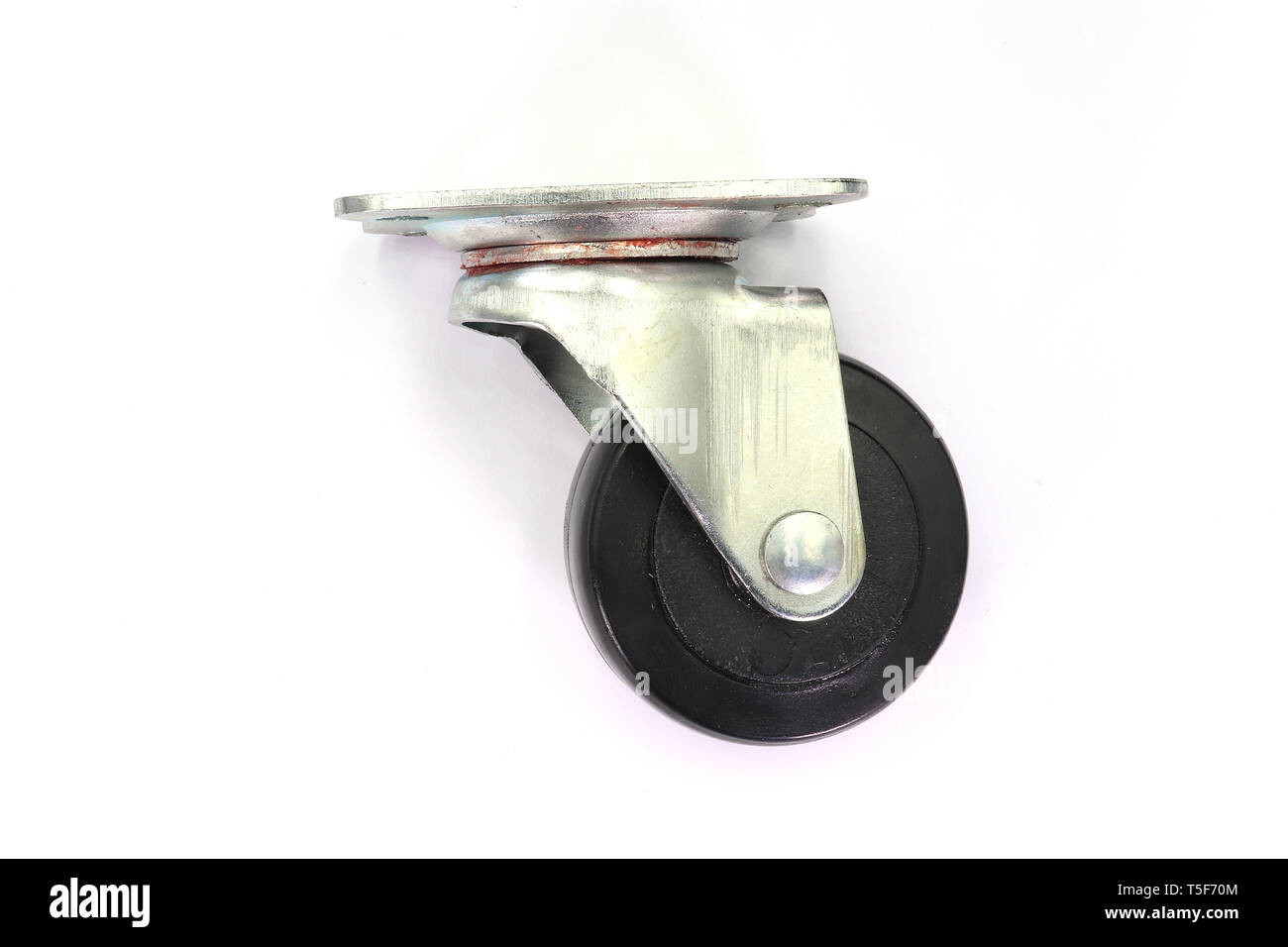 Carrello industriale unica in gomma girevole ruote orientabili con piastra superiore non fisso e rottura, isolati su sfondo bianco. Immagine ad alta risoluzione gallery. Foto Stock
