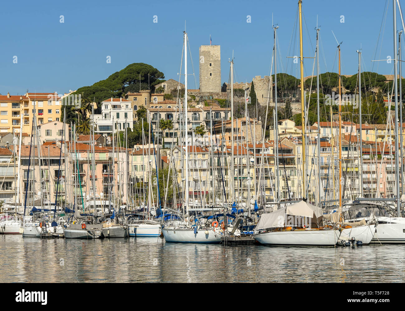 CANNES, Francia - Aprile 2019: barche a vela nel porto di Cannes. In fondo è la torre del castello". Foto Stock