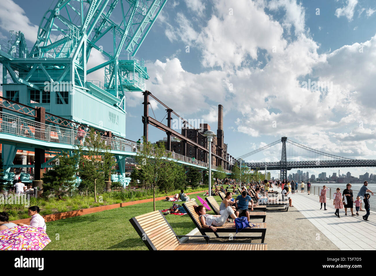 Salotto e zona prato lungo la East River waterfront. Domino Park, Brooklyn, Stati Uniti. Architetto: James Corner Field Operations, 2018. Foto Stock