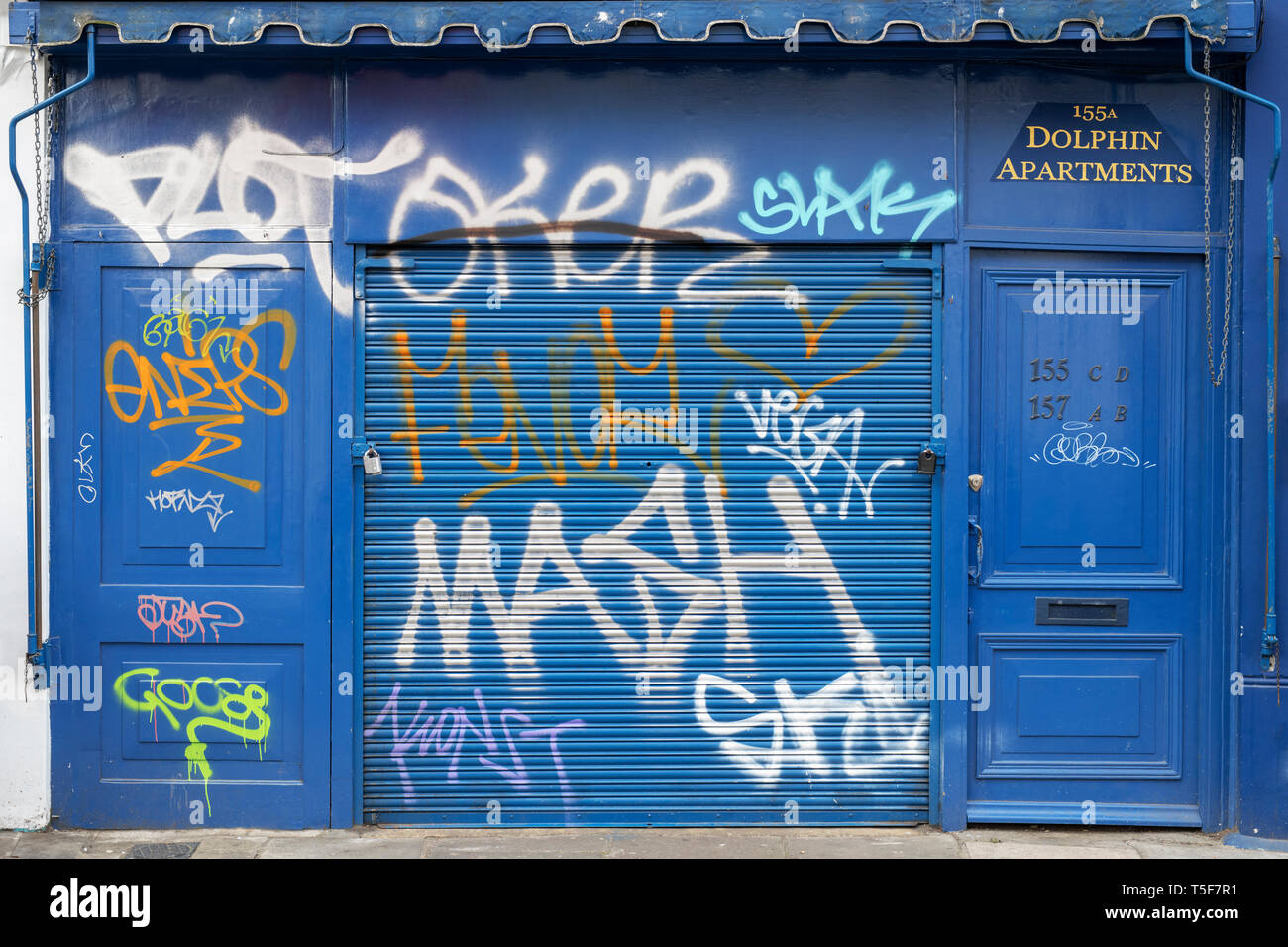 Tag Graffiti su un negozio in Portobello Road. Notting Hill, West London. Regno Unito Foto Stock