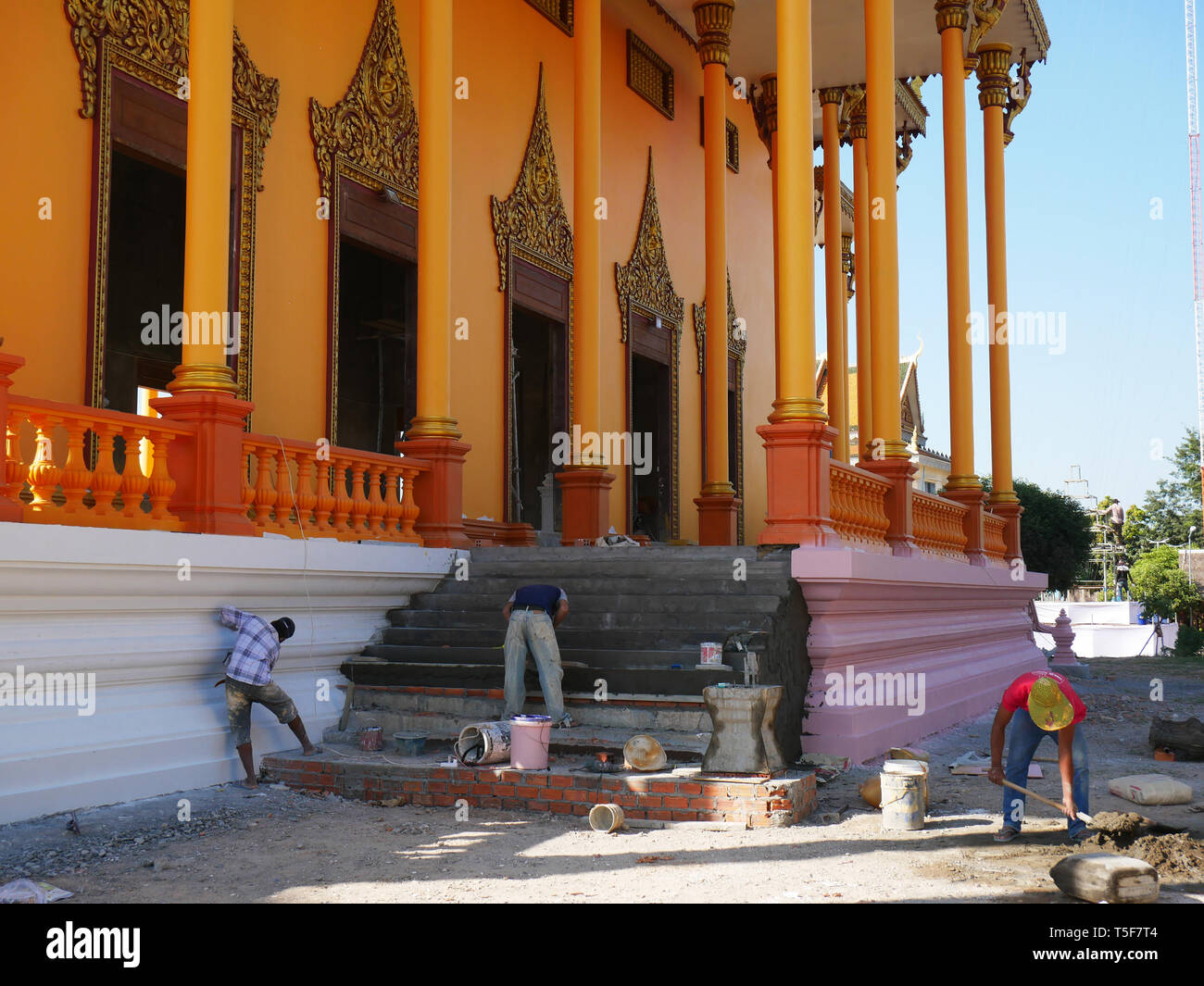 Kampong Thom, Cambogia. Uomini al lavoro sul nuovo wat Kampong Thom, Entri Sam Voreak Pagoda, tempio complesso. 19-12-2018 Foto Stock