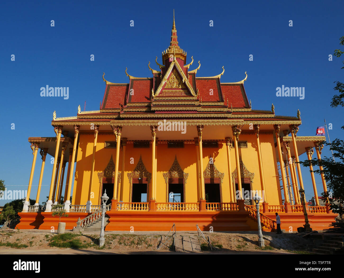 Il fantastico nuovo tempio di Wat Kampong Thom quasi completa verniciato arancio brillante e oro. Kampong Thom, Cambogia. 19-12-2018. Foto Stock