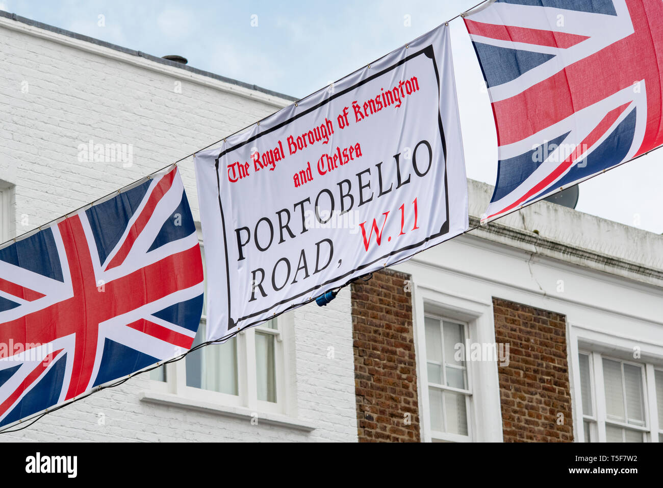 Union Jack Flag e Portobello Road infilate banner al di là della strada. Portobello Road a Notting Hill, Londra, Inghilterra Foto Stock