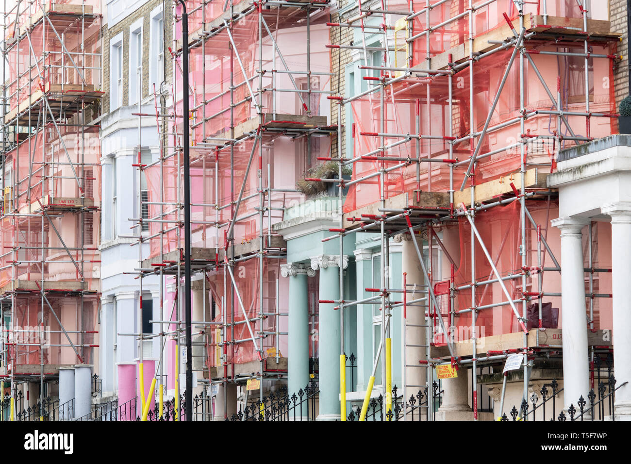 Ponteggio sulla parte anteriore del case in Westbourne Park Road, Notting Hill, Londra, Inghilterra Foto Stock