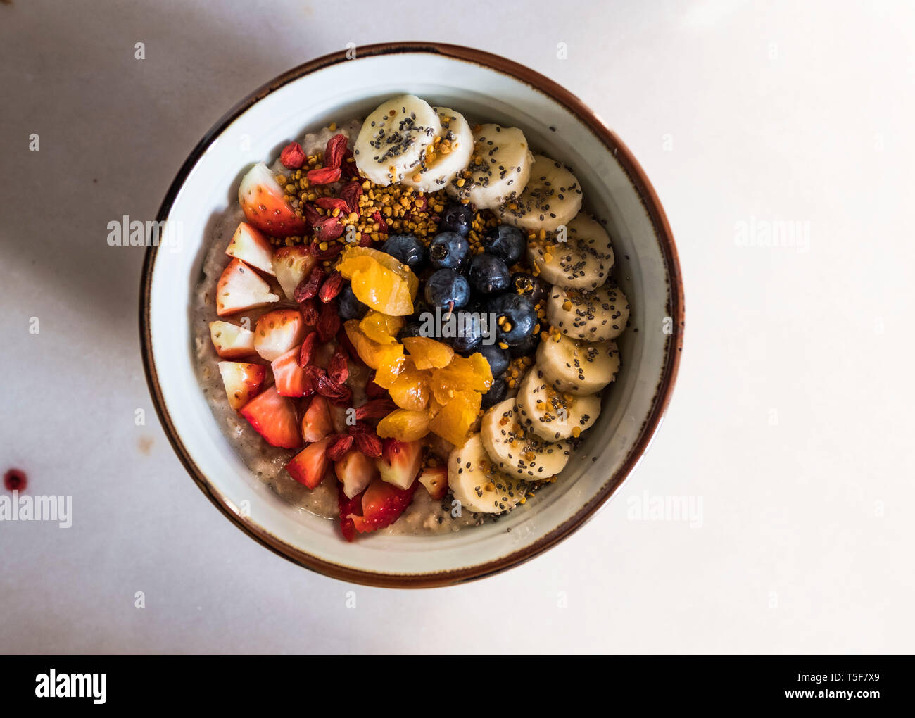 Una sana mattina super coppa di frutta per la colazione Foto Stock