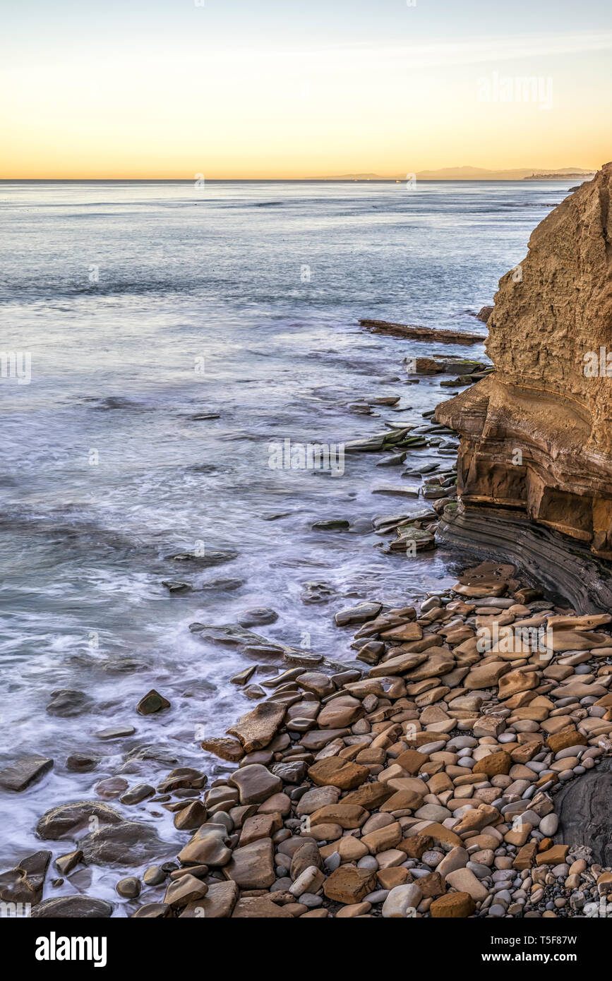 Sunrise costiera a Sunset Cliffs parco naturale. San Diego, CA. Foto Stock