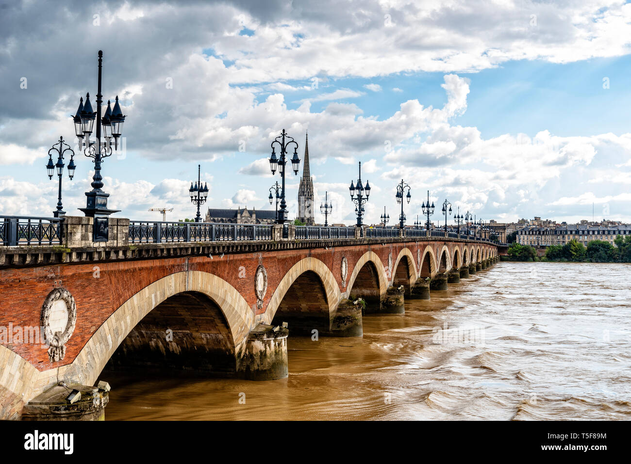 Pont de Pierre Bridge e la città di Bordeaux Foto Stock