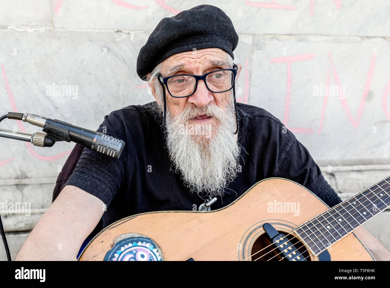 Il vecchio musicista alla estinzione della ribellione Demo Londra Aprile 2019 Foto Stock