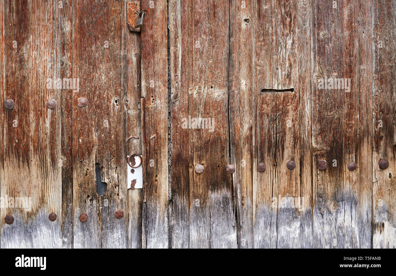 Lucchetto verde sul vecchio brown porta in legno Foto Stock