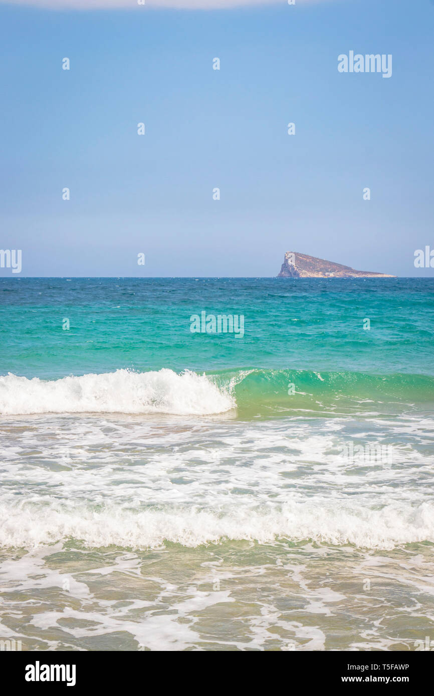 Onde che si infrangono sulla spiaggia di Benidorm Spagna Foto Stock
