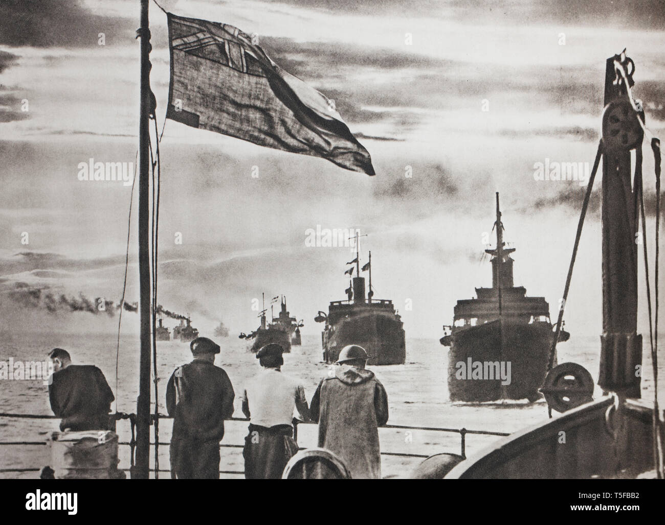 I convogli alleati sono costantemente la crociera sull'oceano. Sotto l'occhio vigile del governo britannico e di navi americane, un convoglio di 24 navi da trasporto, che Foto Stock