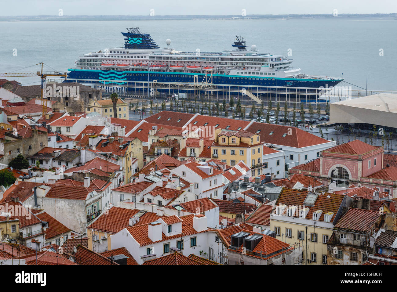 Vista aerea da Miradouro das Portas do Sol punto di visualizzazione nel quartiere di Alfama della cittã di Lisbona, Portogallo Foto Stock