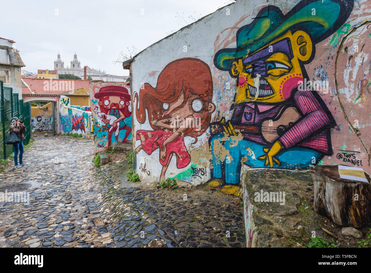 Strette strade lastricate in quartiere Alfama della cittã di Lisbona, Portogallo Foto Stock
