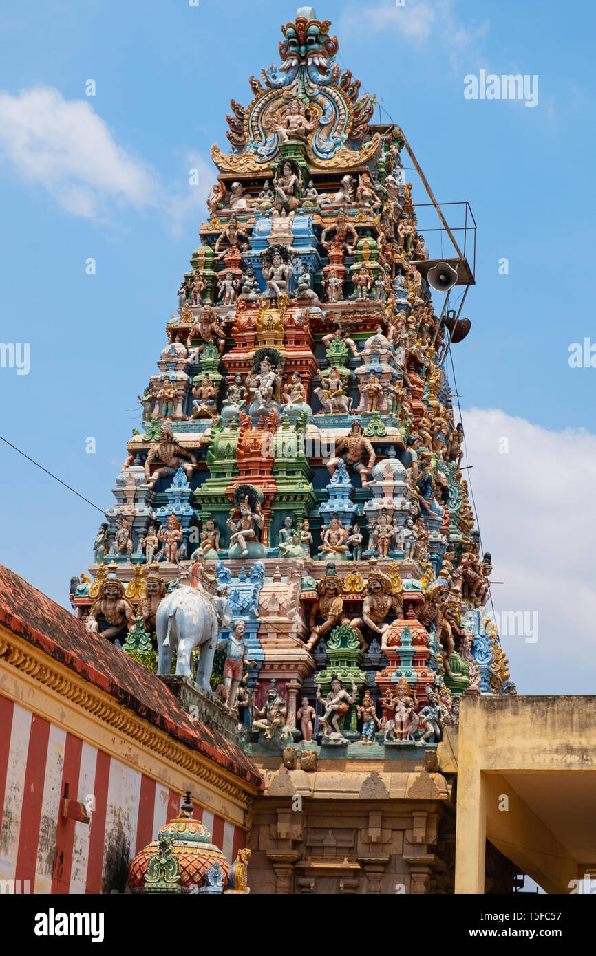 Un portale di ingresso, o Gopuram, all'ottavo secolo Sri Desikanathar tempio indù di Soorakudi nello stato federato di Tamil Nadu, India Foto Stock