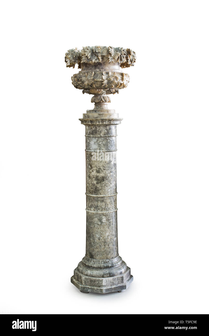 Antica colonna di marmo sullo sfondo bianco Foto Stock