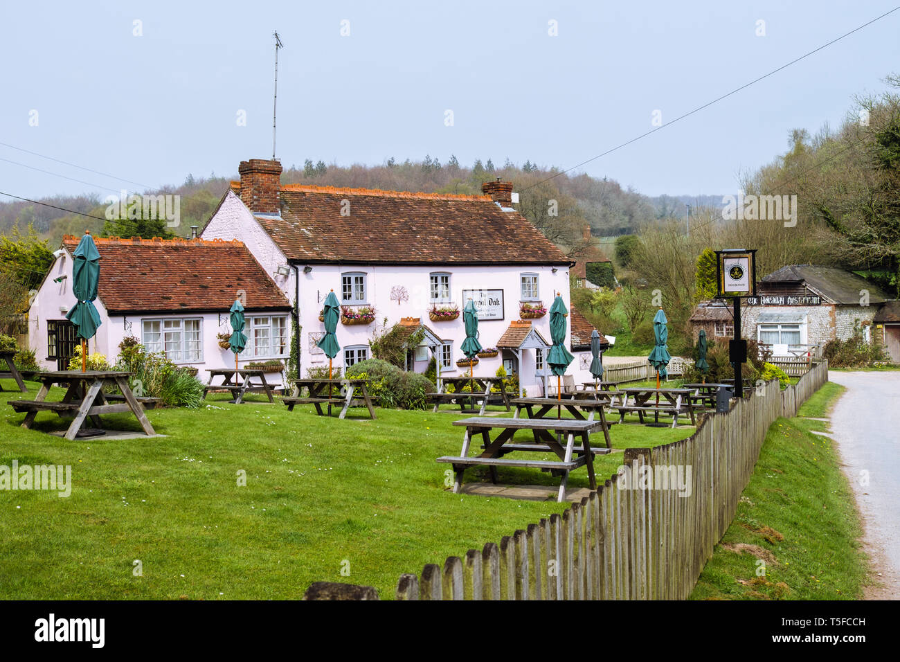 Il Royal Oak xvi secolo tormentato paese pub con giardino della birra a Hooksway in South Downs National Park. Chilgrove, West Sussex, in Inghilterra, Regno Unito, Gran Bretagna Foto Stock