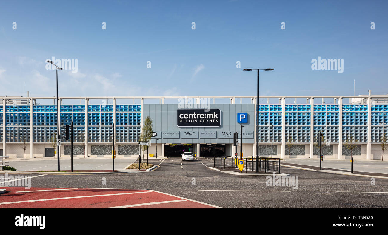 Milton Keynes a più piani 'smart tech' car park progettata da Leslie Jones architettura Foto Stock