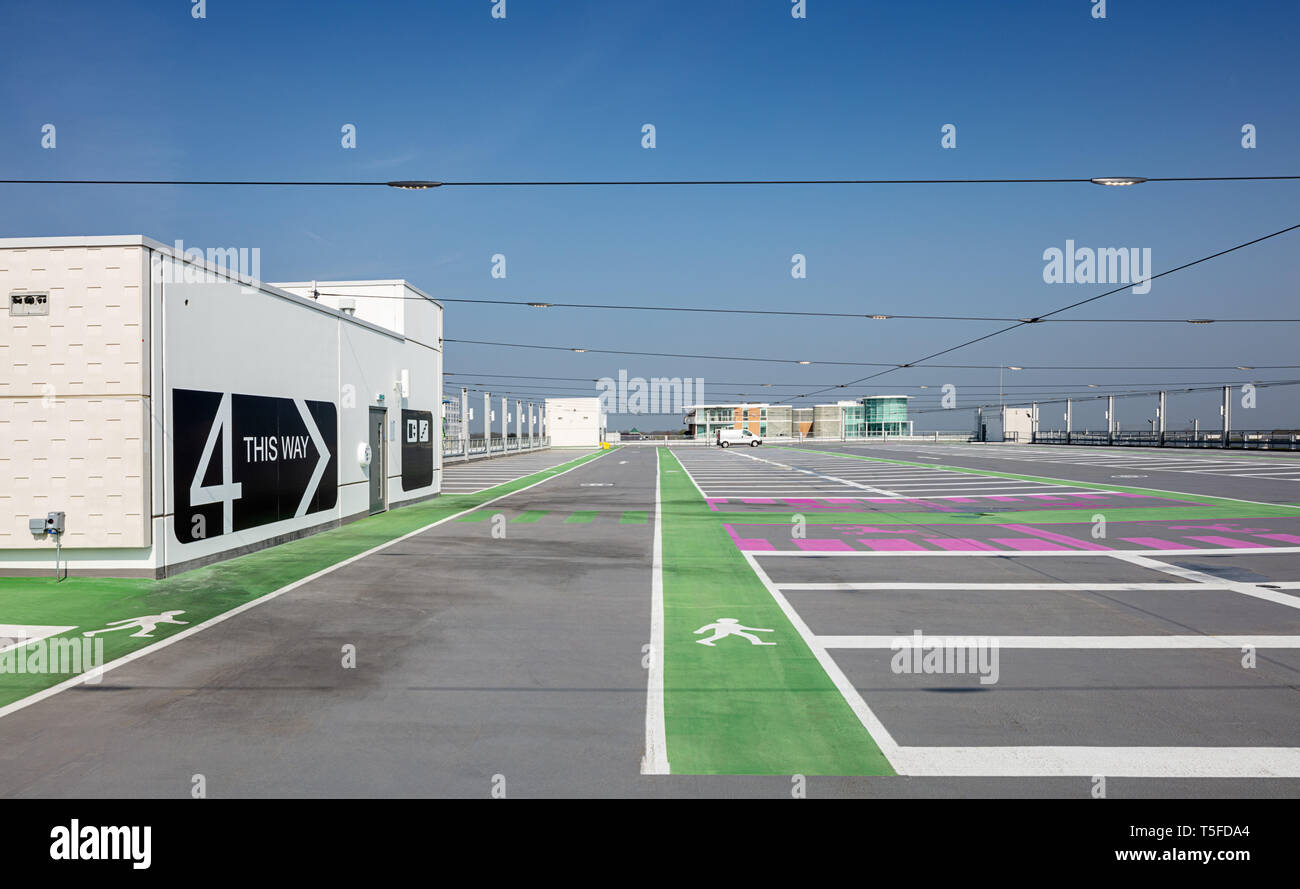 Milton Keynes a più piani 'smart tech' car park progettata da Leslie Jones architettura Foto Stock