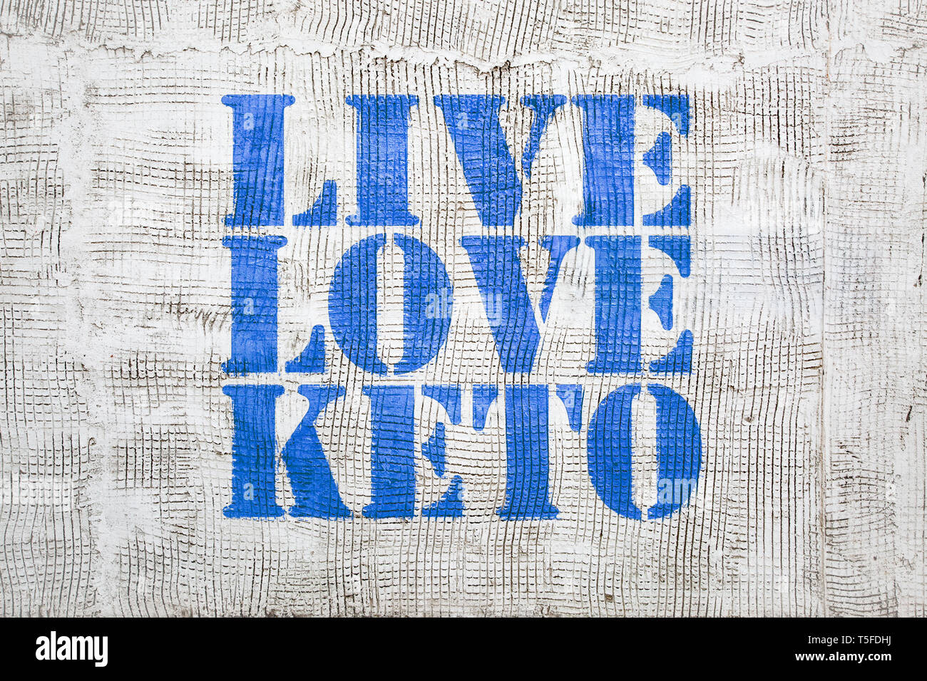 Live, amore cheto, dieta ketogenic concetto - blu in stile graffiti segno su un bianco parete in stucco Foto Stock
