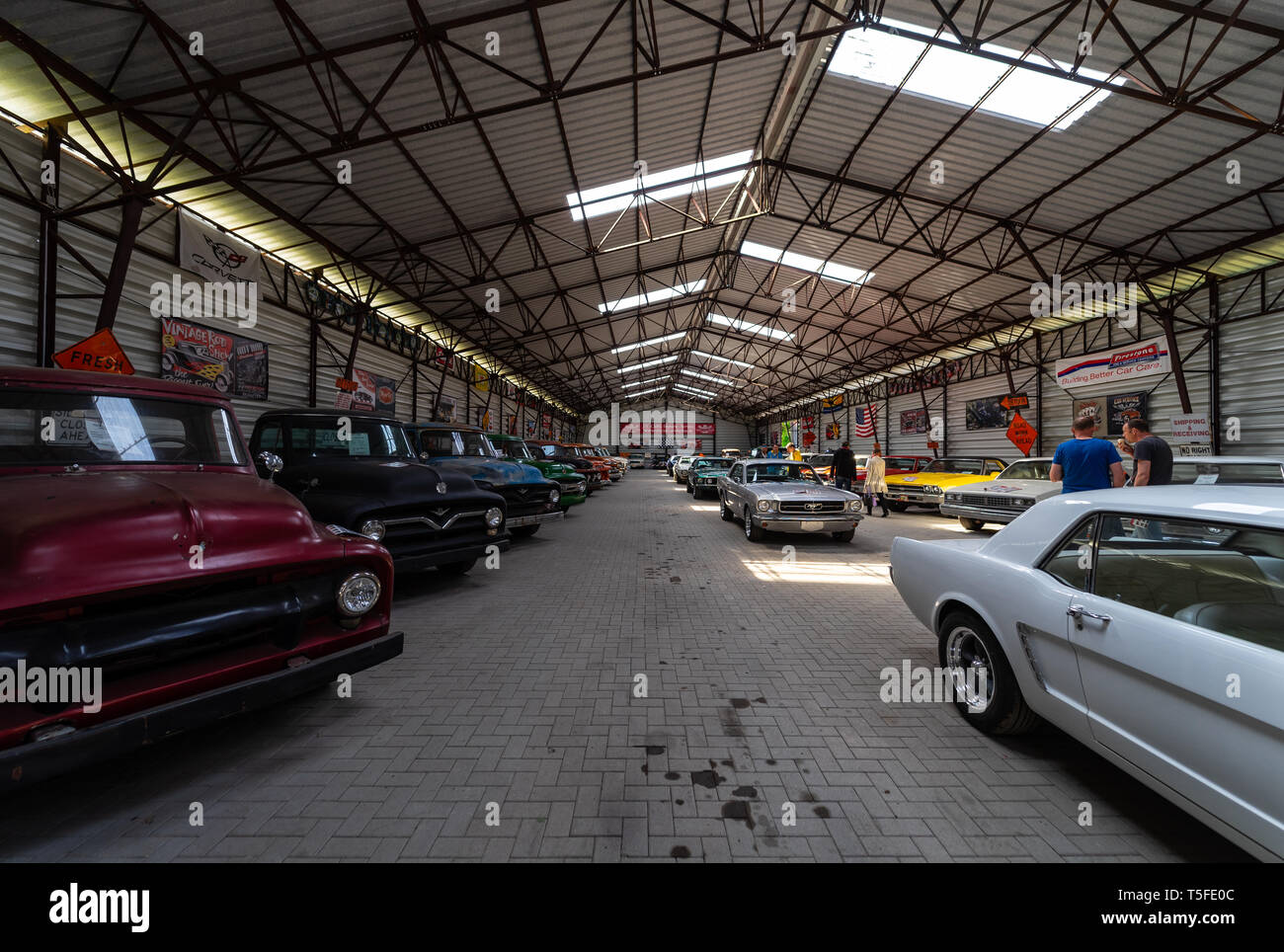 Berlino - 05 Maggio 2018: Hangar con varie vetture vintage di American Brands. Foto Stock