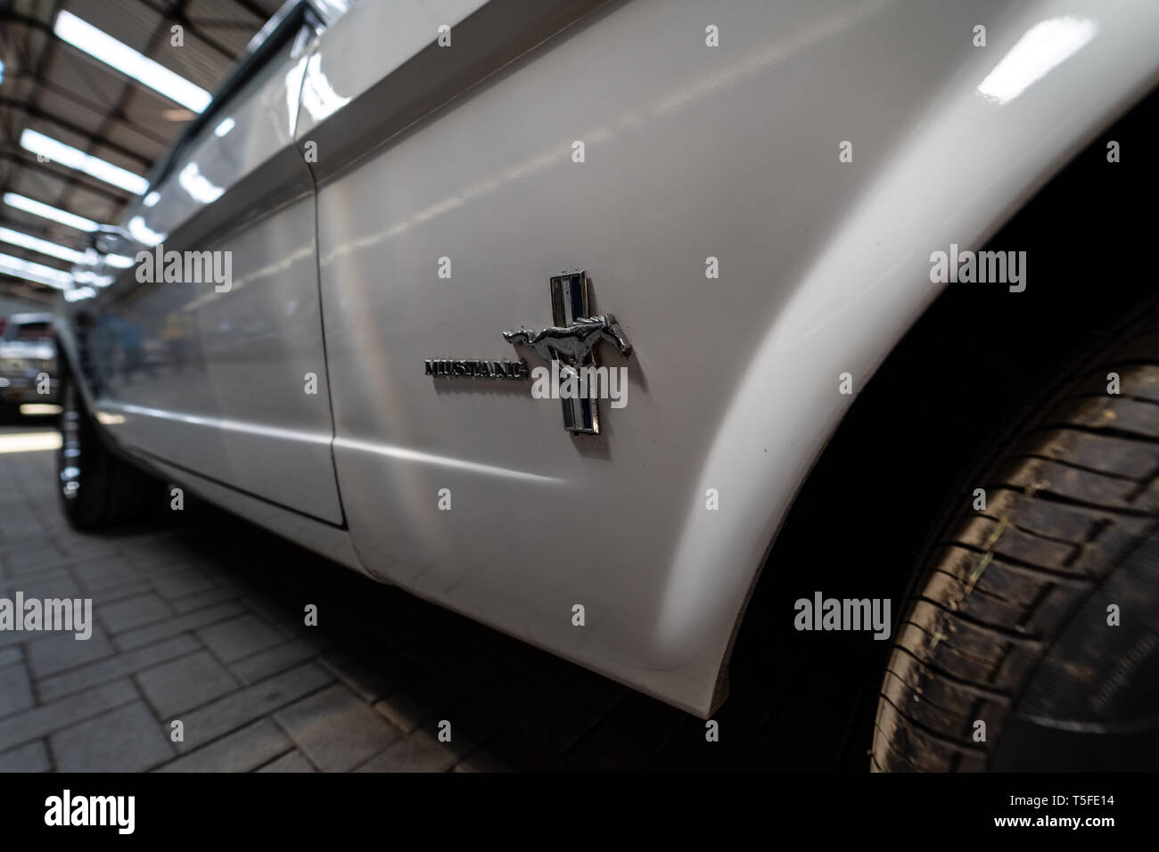 Berlino - 05 Maggio 2018: dettaglio dei pony auto Ford Mustang Coupe, 1965. Foto Stock