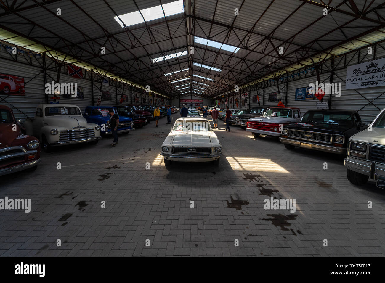 Berlino - 05 Maggio 2018: Hangar con varie vetture vintage di American Brands. Foto Stock