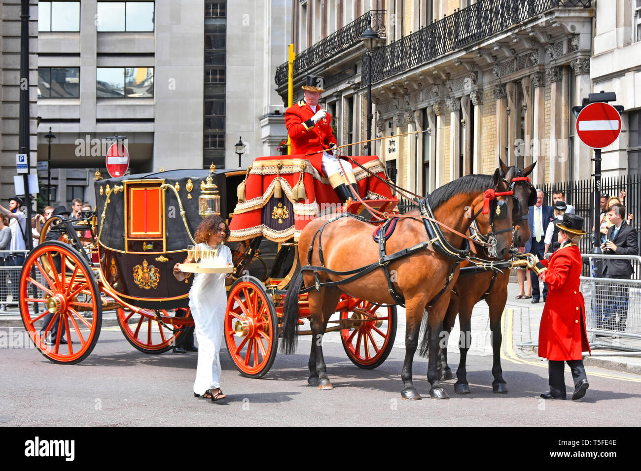 Un cavallo disegnato membro Landaus carrello in attesa in Admiralty Arch con cocchiere & fante tenendo rinfreschi su estati calde giorno London street scene UK Foto Stock