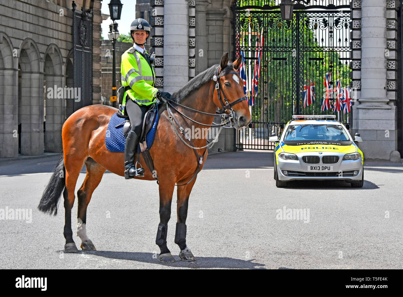 Agente donna di polizia Londra WPC British Metropolitan Horse back high viz jacket & Horse traffic control mounted duties Admiralty Arch Londra Inghilterra Regno Unito Foto Stock