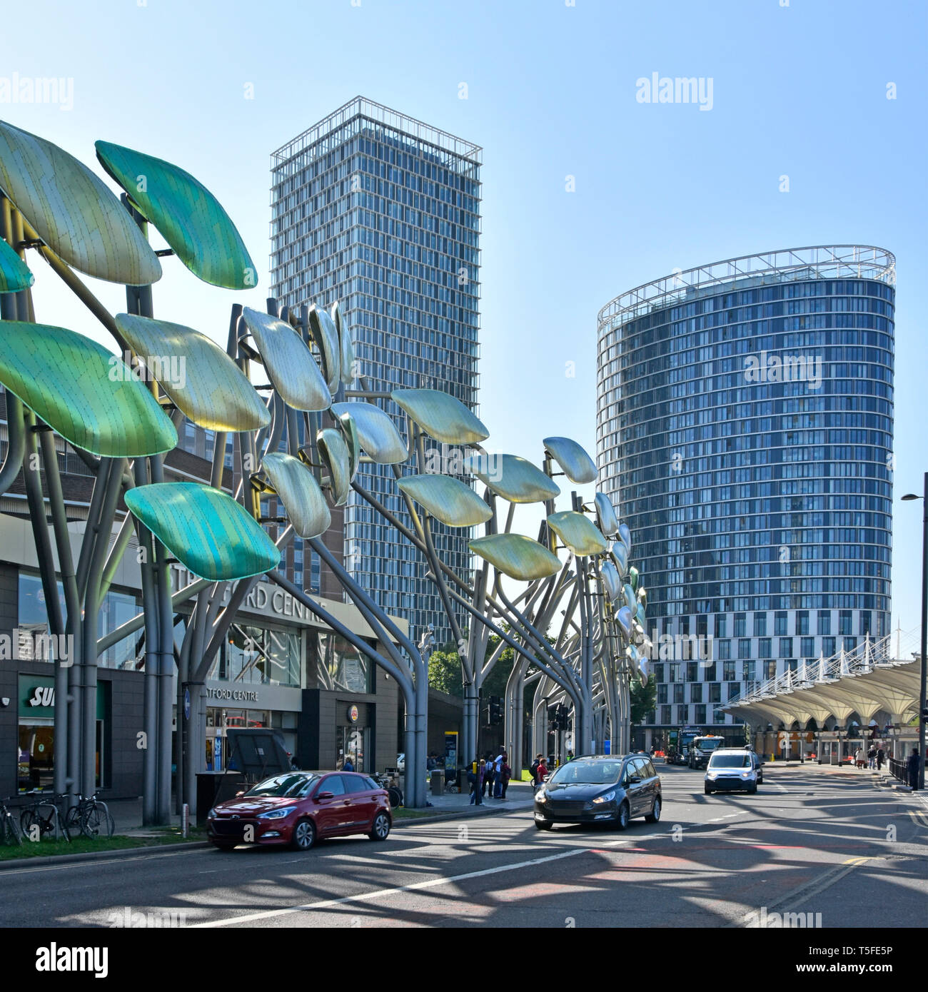 Stratford Broadway elevato livello Shoal scultura di fronte alla stazione degli autobus nuovo alto e moderno ufficio & apartment building a Newham Est Londra Inghilterra REGNO UNITO Foto Stock