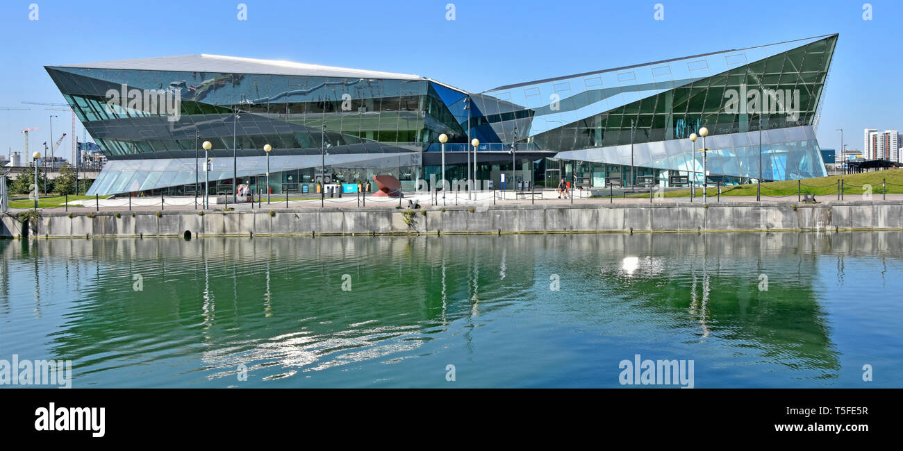 Edificio moderno in cristallo con esposizioni educative e mostre sullo sviluppo sostenibile della città di Siemens Royal Victoria Dock nella zona est di Londra Inghilterra Foto Stock