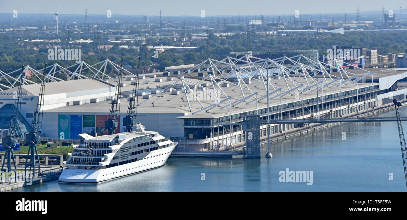 Vista aerea Sunborn Yacht Hotel galleggiante Royal Victoria Dock e sul tetto del Centro Esposizioni Excel East London Docklands paesaggio urbano Newham Regno Unito Inghilterra Foto Stock