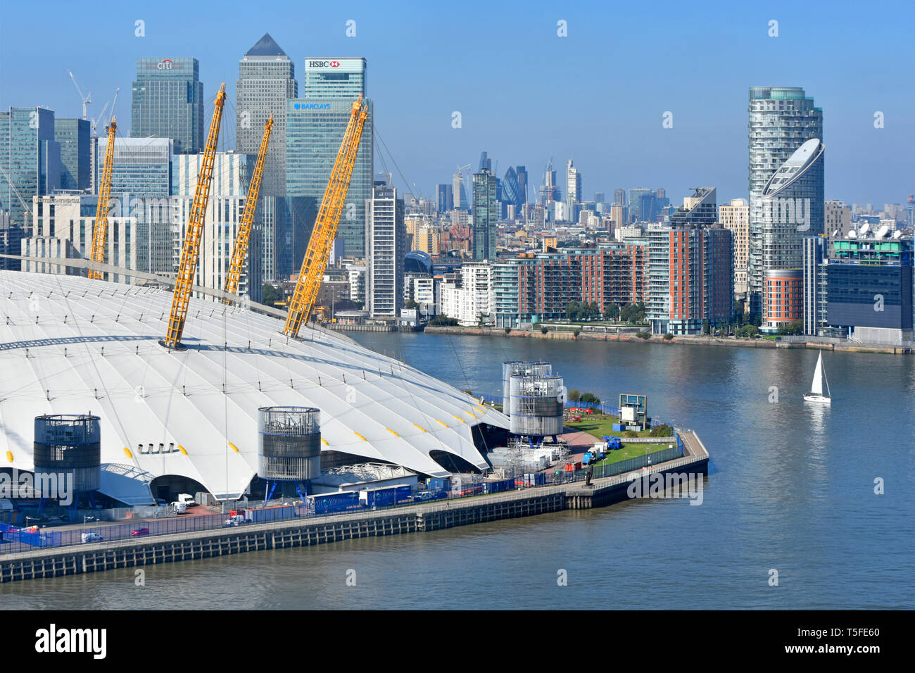 Vista aerea a flettere nel fiume Tamigi imbarcazione a vela & London Canary Wharf cityscape skyline arena O2 tetti a cupola penisola Greenwich Londra Inghilterra REGNO UNITO Foto Stock