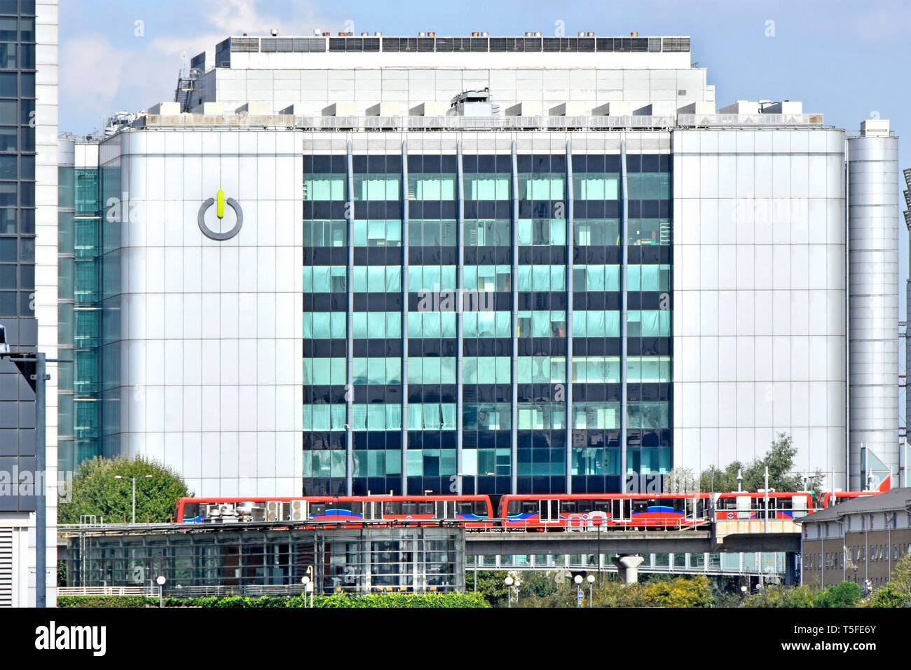 Interruttore Global Technology data center business logo su edificio moderno Docklands Light Railway East India Docks stazione treno & East London Inghilterra England Regno Unito Foto Stock