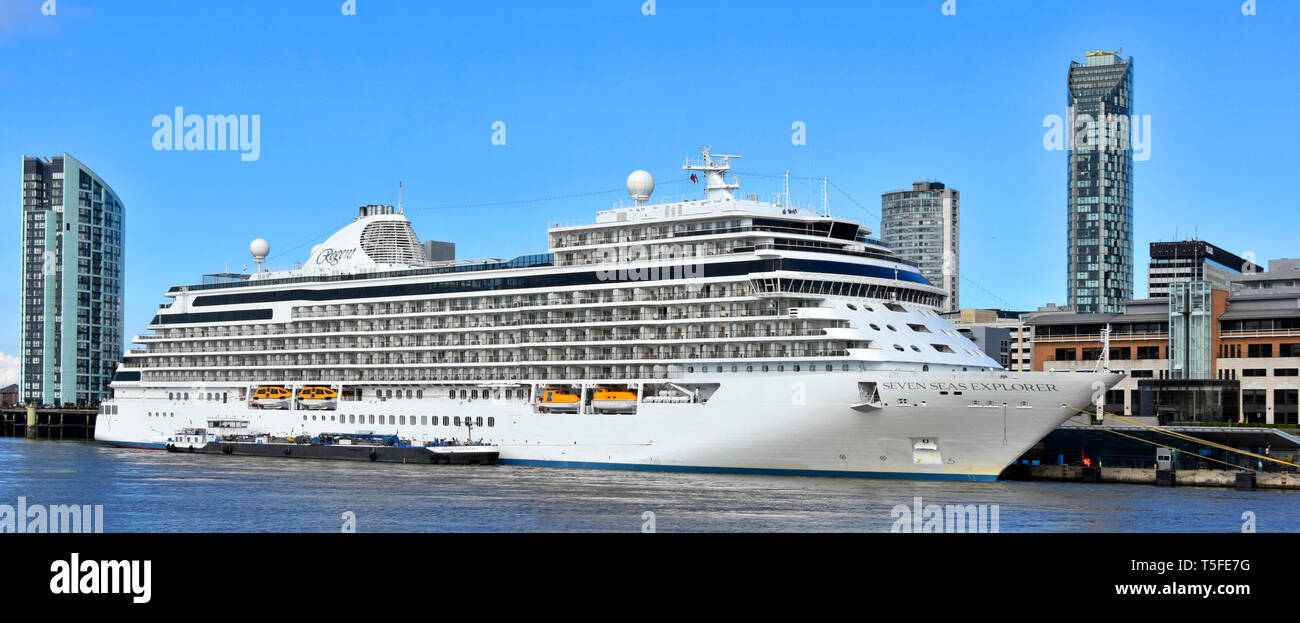 Close up vista laterale del Regent Seven Seas Explorer Cruise liner nave ormeggiata al terminal di crociere storico lungomare di Liverpool Merseyside England Regno Unito Foto Stock