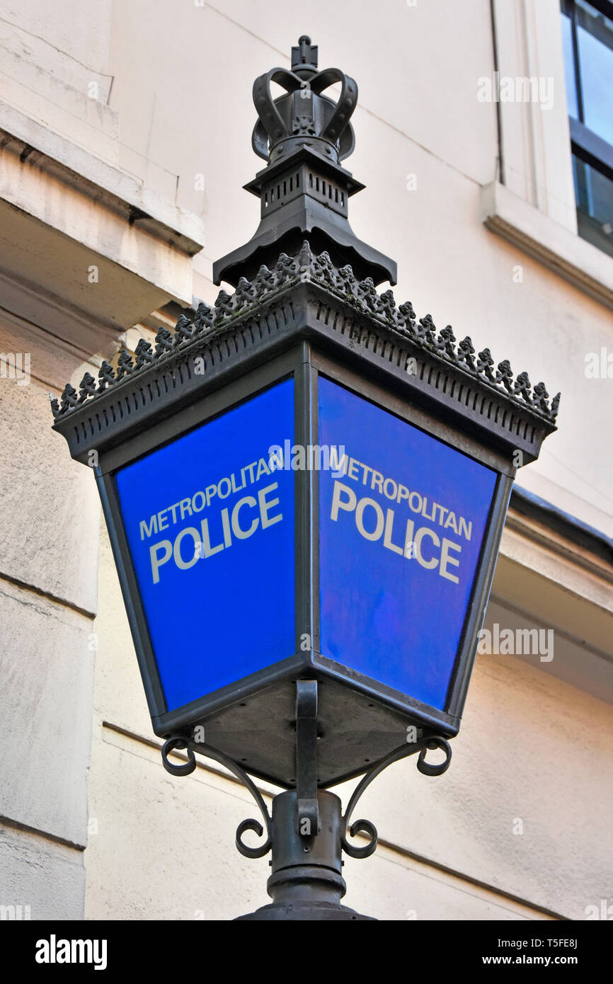 Vista d'angolo di giorno della classica lampada blu della polizia metropolitana, iconica e ornata, fuori dalla stazione di polizia di Charing Cross Met West End London Inghilterra Regno Unito Foto Stock