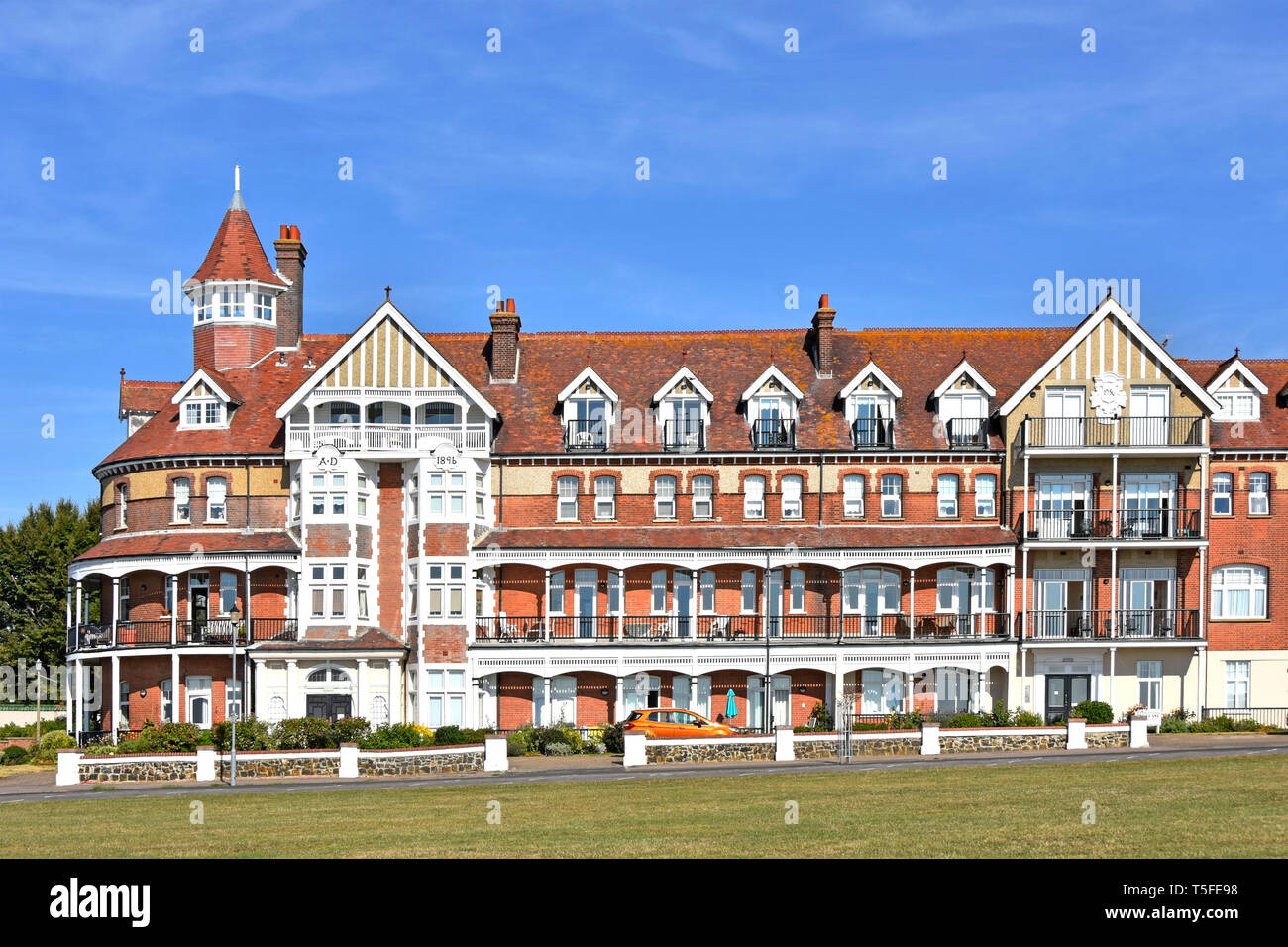 Edificio in stile vittoriano ora Grand Appartamenti alloggi a seaside resort di vacanza è stato il Grand Hotel sul lungomare esplanade a FRINTON ON SEA ESSEX REGNO UNITO Foto Stock