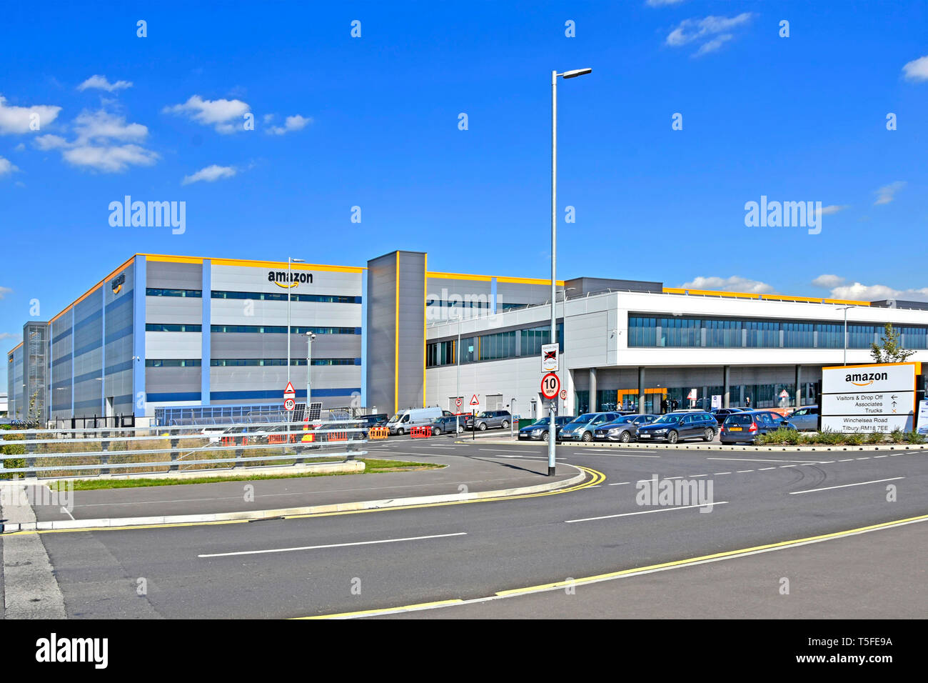 Grande magazzino di Amazon & distribution center building gestisce lo shopping online retail internet & technology business development Tilbury Essex England Regno Unito Foto Stock
