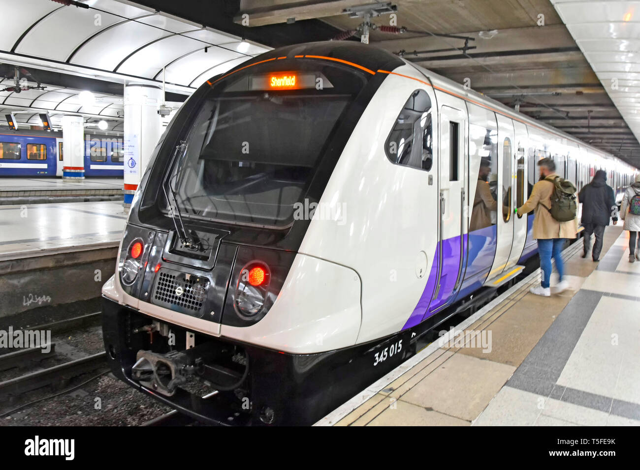 Crossrail treno Londra Liverpool Street station platform tutte le stazioni di servizio del passeggero in partenza da Shenfield Essex utilizzando un nuovo moderno treno stock REGNO UNITO Foto Stock