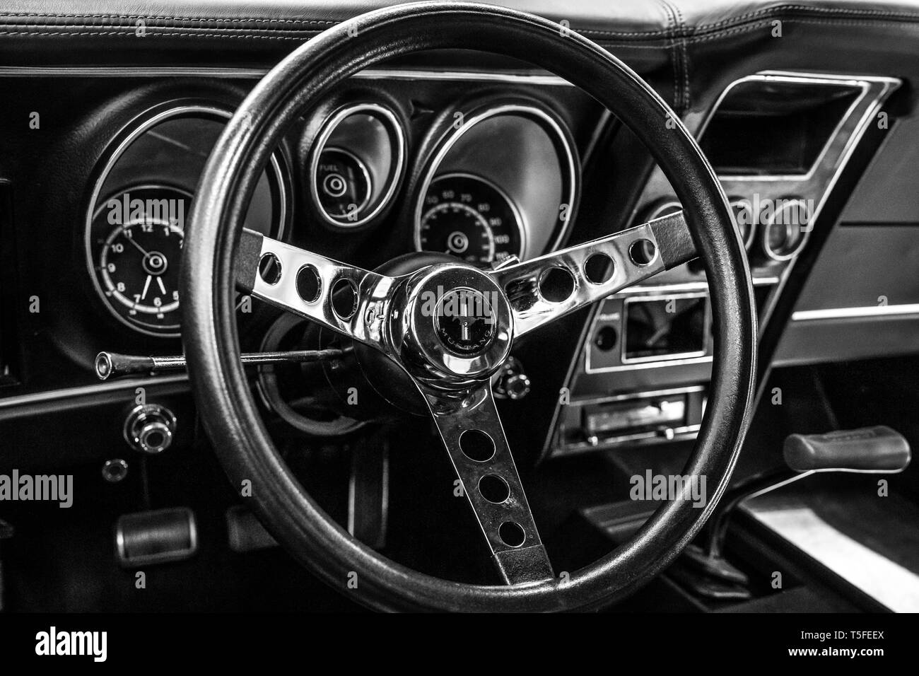 Berlino - 05 Maggio 2018: interni di un pony auto Ford Mustang Fastback Mach I, 1971/ bianco e nero. Foto Stock