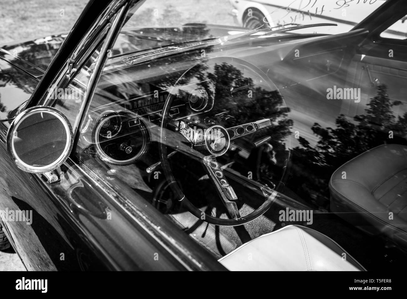 Berlino - 05 Maggio 2018: interno della vettura sportiva Ford Mustang (prima generazione). In bianco e nero. Foto Stock