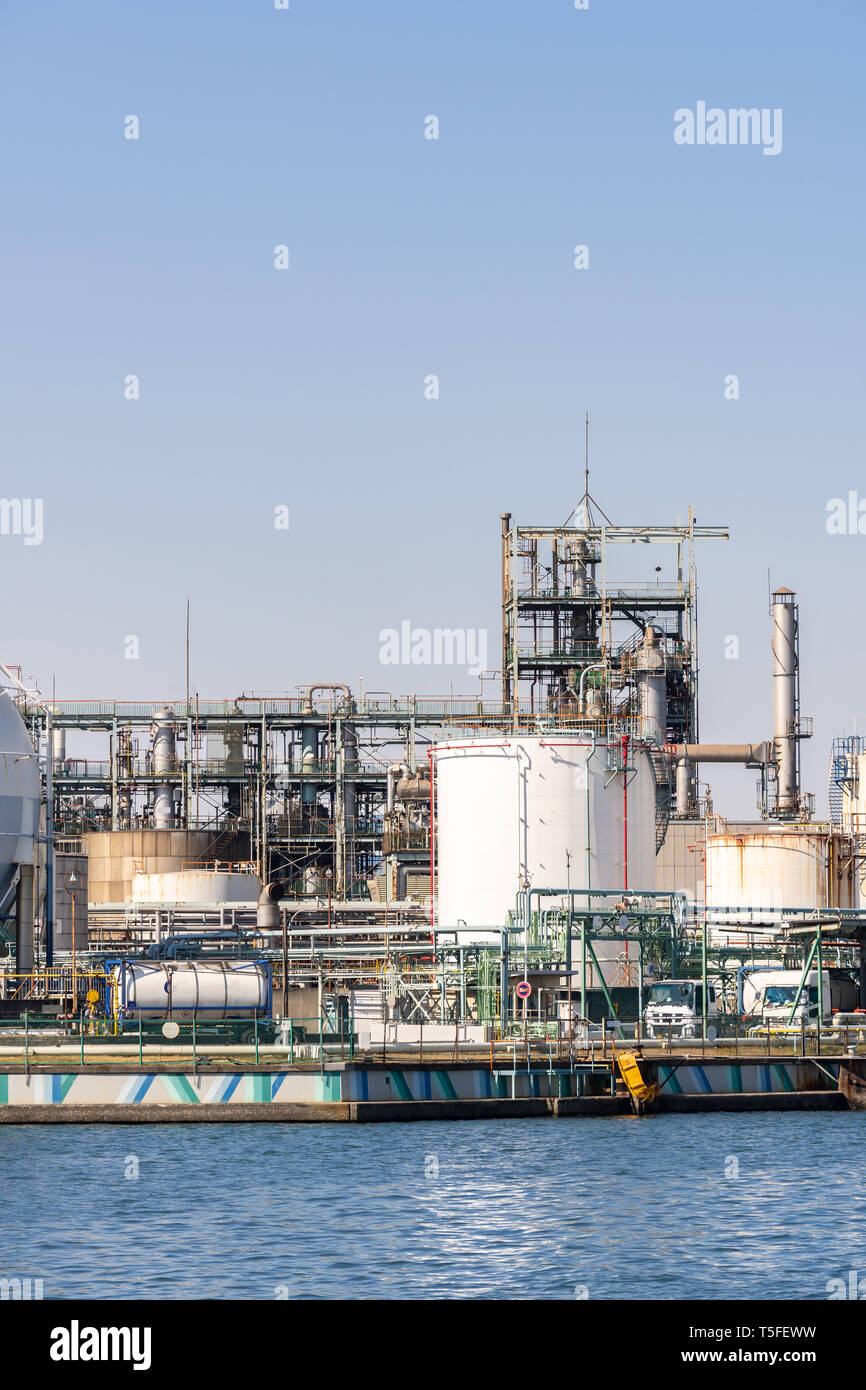 Fabbrica chimica con impianti di stoccaggio del gas e la struttura della pipeline con fumo di ciminiere in Kawasaki Città vicino a Tokyo Giappone Foto Stock