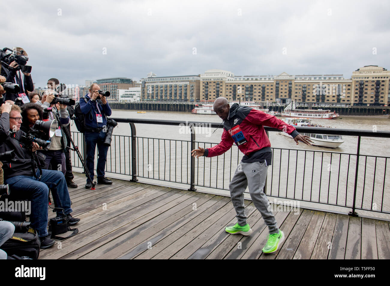 Londra, Regno Unito. Il 24 aprile 2019. Sir Mo Farah durante una pressa photocall davanti a domenica la Vergine denaro maratona di Londra. Quest'anno la maratona celebra a L Foto Stock