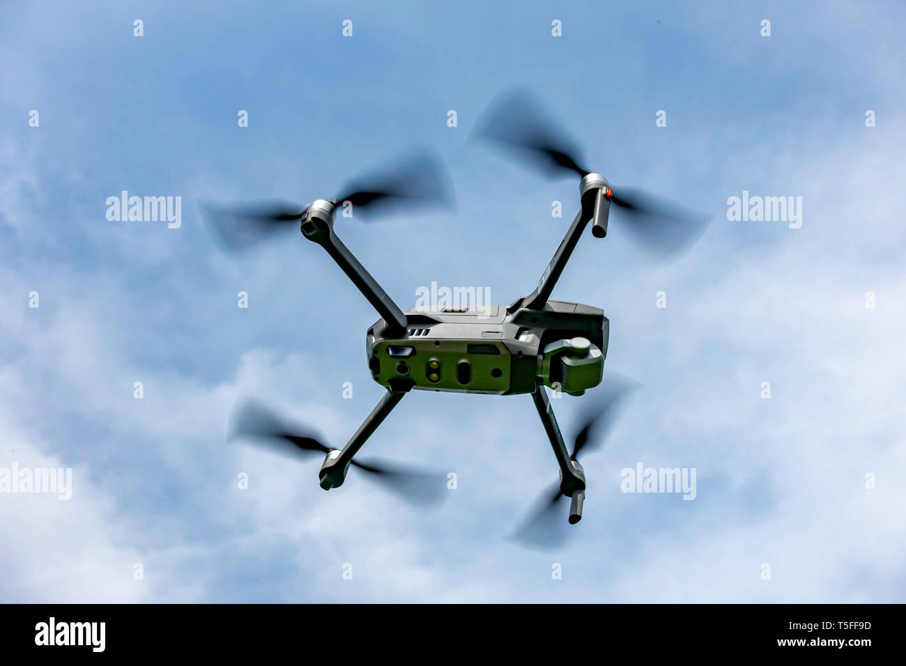 Closeup cercando fino ad una DJI Mavic 2 PRO personal Drone in volo Foto Stock