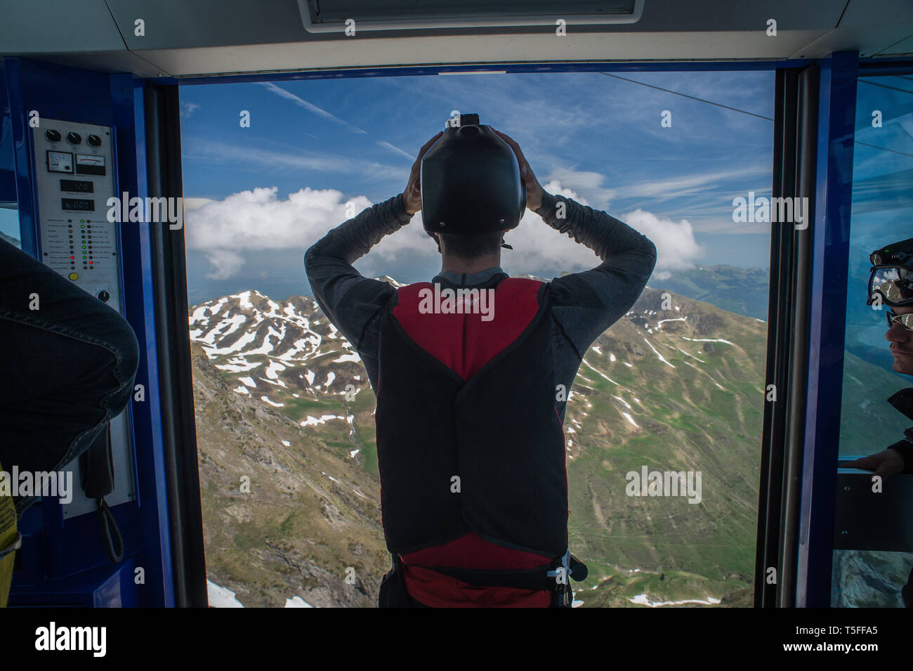 BAGNÈRES de Bigorre, Francia - 28 maggio: un ponticello di base si prepara a saltare da una vettura al Pic du Midi, Occitanie, Bagnères de Bigorre, Francia su Foto Stock