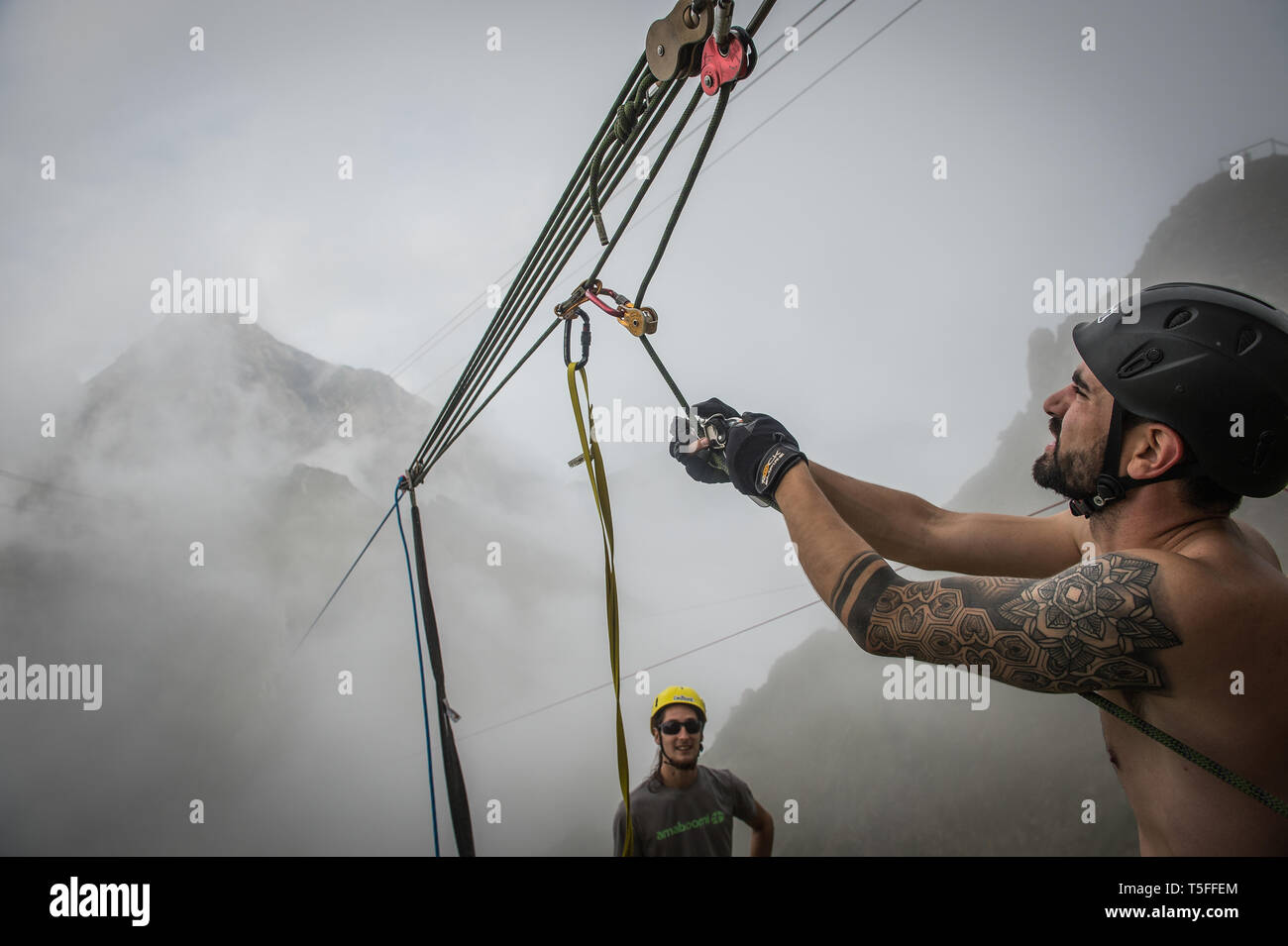 BAGNÈRES de Bigorre, Francia - Settembre 02: un uomo prepara il suo equipaggiamento per un salto nei Pirenei francesi, Occitanie, Bagnères de Bigorre, Francia il Sep Foto Stock