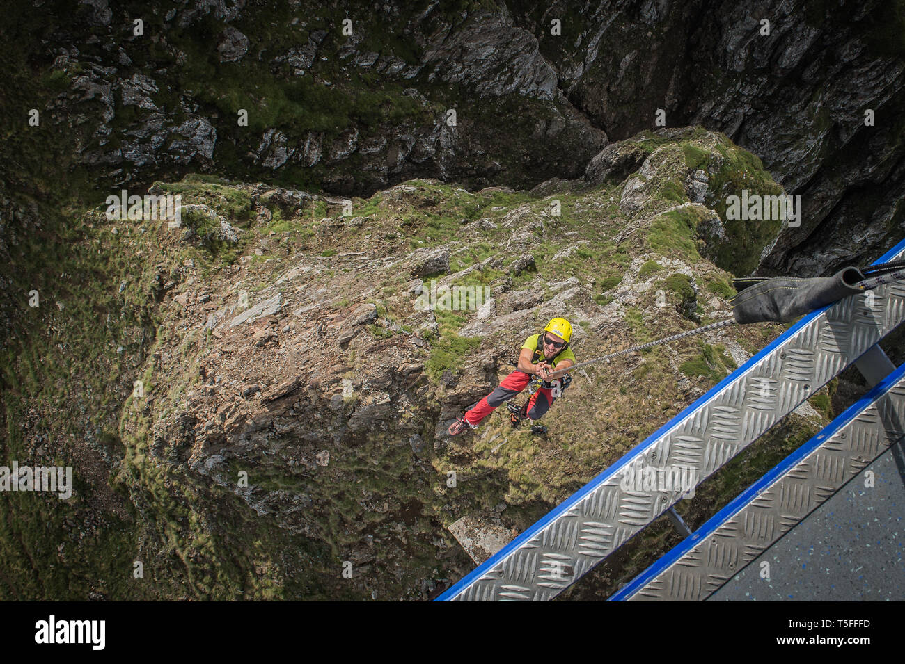 BAGNÈRES de Bigorre, Francia - Settembre 02: un uomo prepara il suo equipaggiamento per un salto nei Pirenei francesi, Occitanie, Bagnères de Bigorre, Francia il Sep Foto Stock