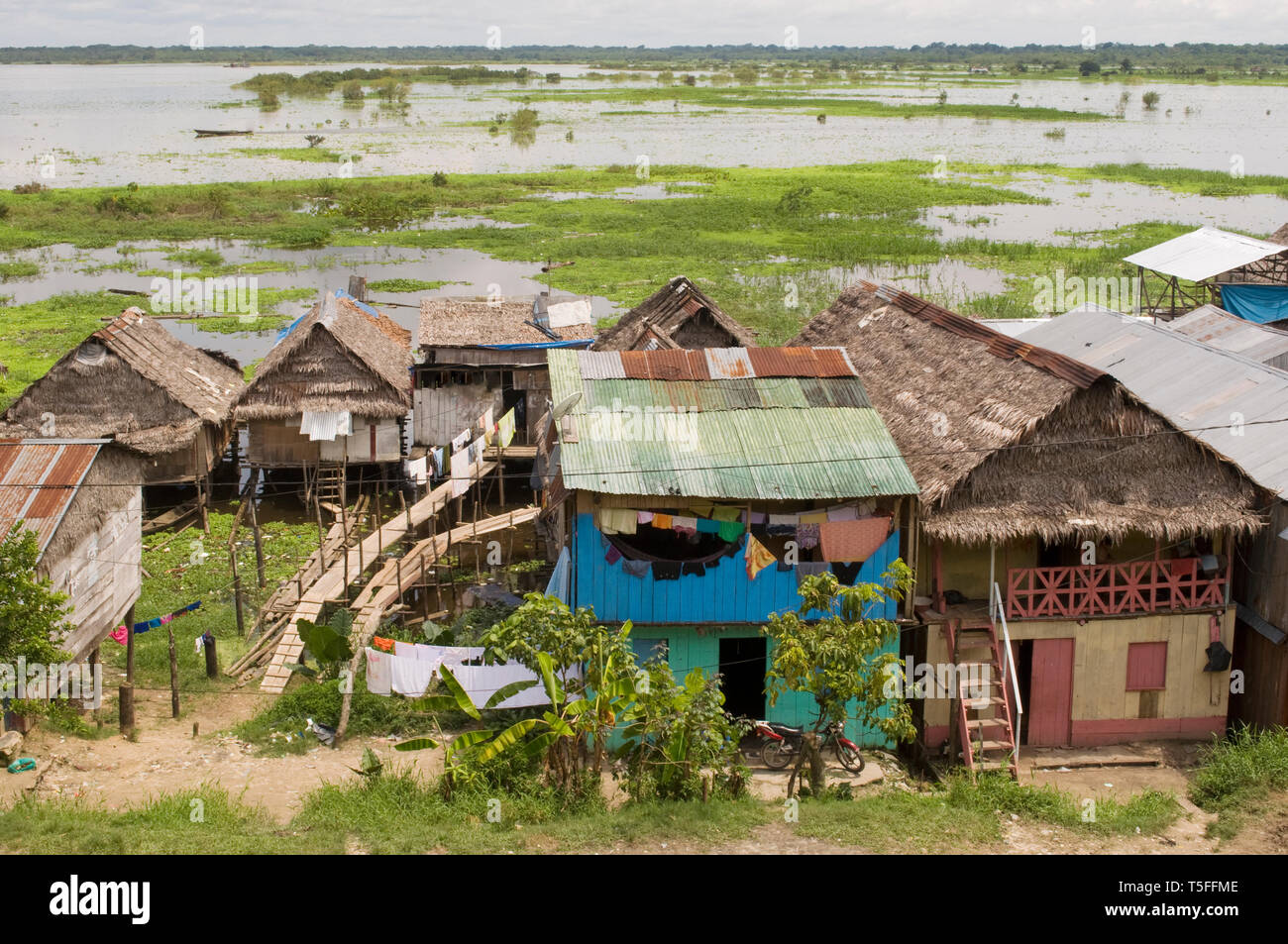 Iquitos, Perù. Villaggio di Amazonas. Tipiche le tribù indiane insediamento sul bordo del fiume del Amazon. Foto Stock