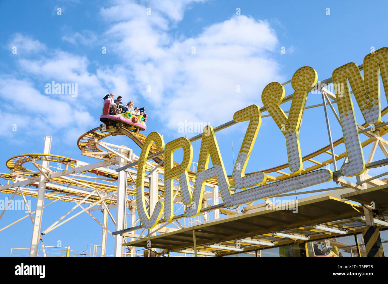Le persone che si godono il Crazy Mouse rollercoaster fairground ride al parco di divertimenti di Brighton, Brighton Palace Pier, East Sussex, England, Regno Unito Foto Stock